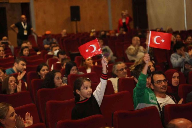 Marmara Flüt Orkestrası’nın Gölcük Marşı Coşturdu
