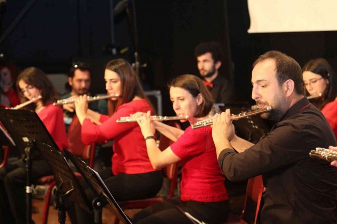 Marmara Flüt Orkestrası’nın Gölcük Marşı Coşturdu