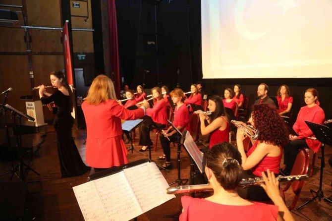 Marmara Flüt Orkestrası’nın Gölcük Marşı Coşturdu