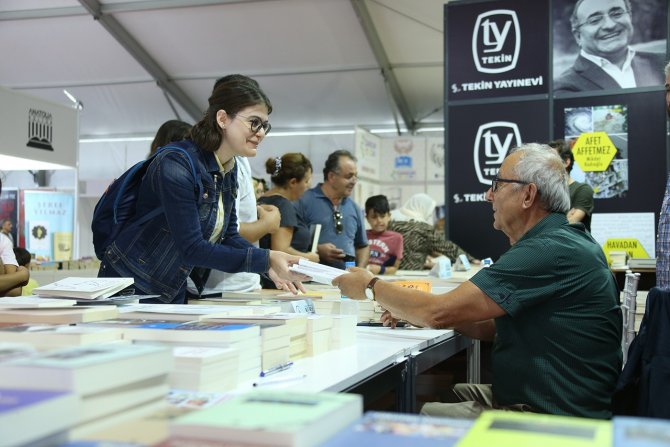 Ünlü Yazarlar Okurlarıyla Buluşuyor