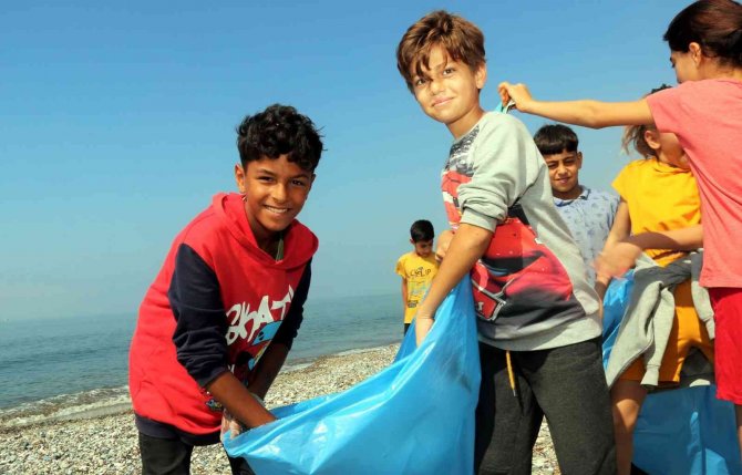 Mersin’de 300 Öğrenci Deniz Kaplumbağaları İçin Sahili Temizledi