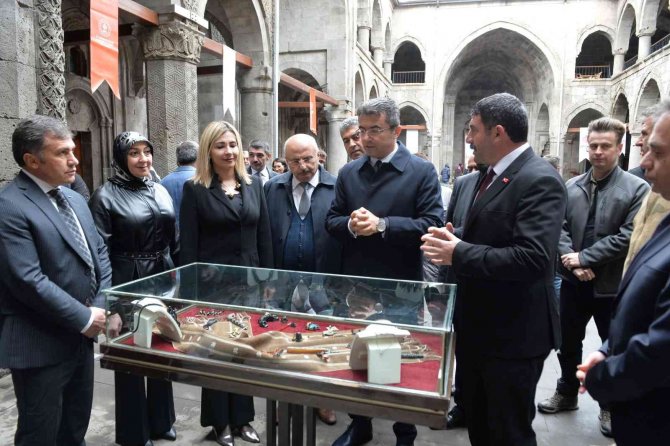 Erzurum’da ‘Oltu Taşı’ Sergisi Açıldı