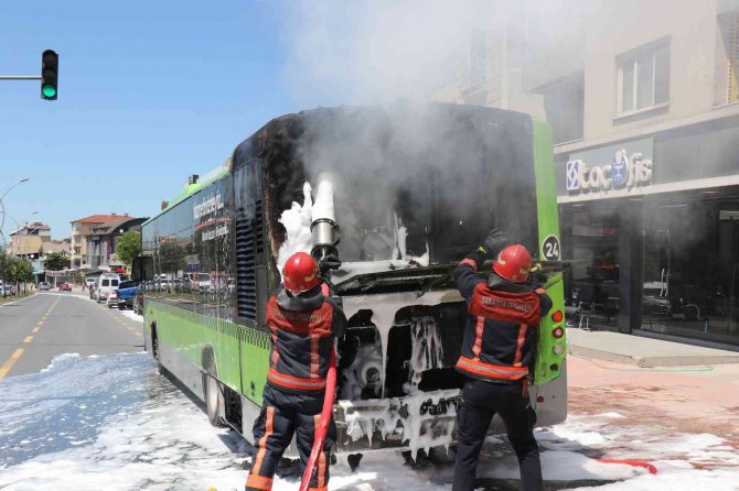 Seyir Halindeki Belediye Otobüsü Alev Alev Yandı