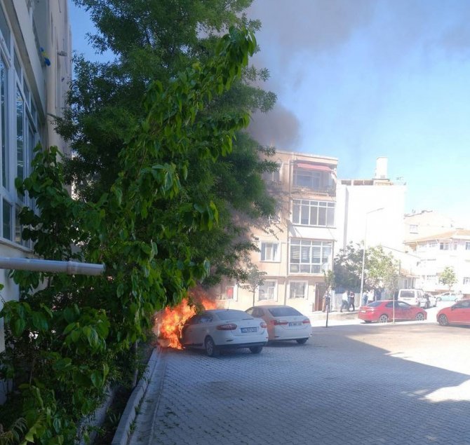 Park Halindeki Otomobil Alev Alev Yandı