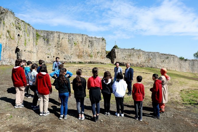 Ortaokul Öğrencileri Tarihi Bin 100’lü Yıllara Dayanan Akçakale Kalesi’nde Kazı Yaptı