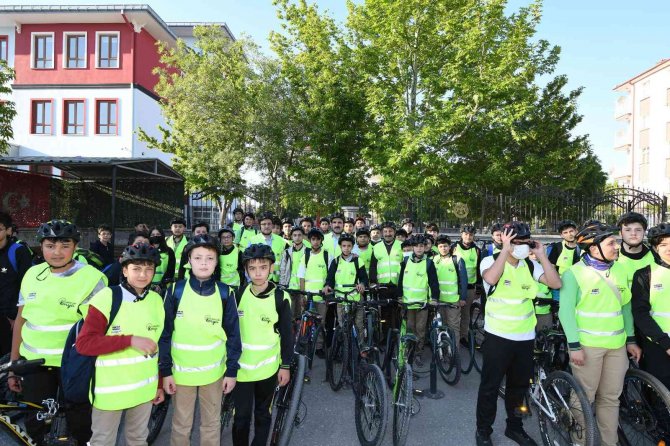 Konya’da Öğrenciler Okullarına Güvenli Bisiklet Yolu İle Gidiyor