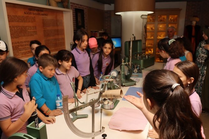 Öğrenciler İ̇brahim Müteferrika Kağıt Müzesi’nde Kendi Kağıtlarını Üretiyor
