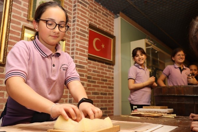 Öğrenciler İ̇brahim Müteferrika Kağıt Müzesi’nde Kendi Kağıtlarını Üretiyor