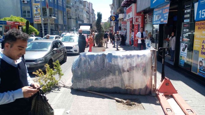 Tekirdağ’da 2 Ton Kuruyemiş Yüklü El Forklifti İşçinin Üzerine Devrildi