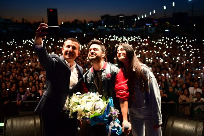 Altınfest’te İ̇lyas Yalçıntaş’ın Şarkıları Hep Bir Ağızdan Söylendi