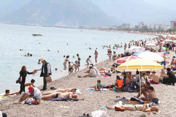 Yaylalarında Karla Mücadele Edilen Antalya’da Sahil Hınca Hınç Doldu