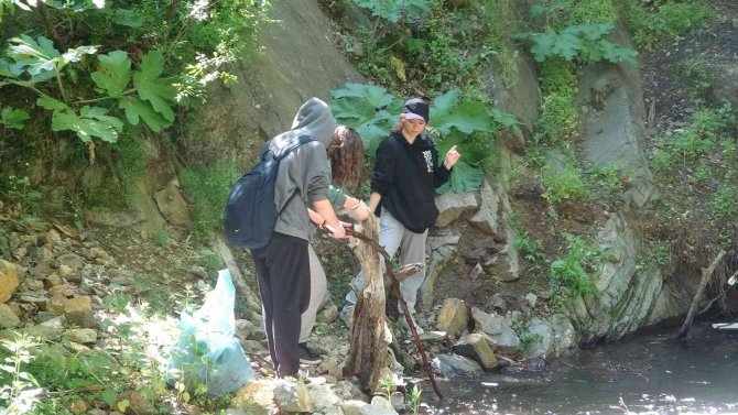 Liseli Öğrenciler Uludağ’ın Ormanlarını Temizledi, Bulduklarına Kendileri De İnanamadı