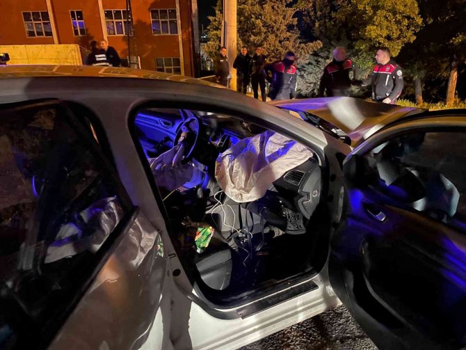 Polisten Kaçan Sürücü Otomobille Duvara Çarptı: 2 Yaralı