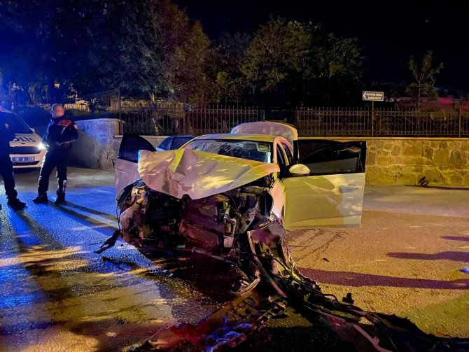 Polisten Kaçan Sürücü Otomobille Duvara Çarptı: 2 Yaralı