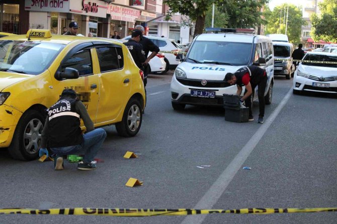 Taksi Sahibinin Oğlu, Şoförü Kafasından Vurdu