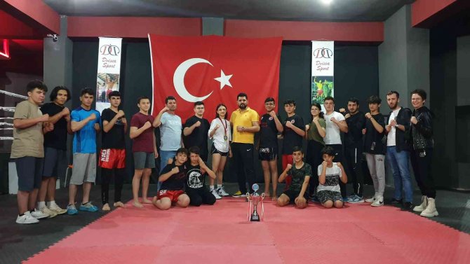 17 Yaşındaki Selvinaz, Kick Boksta Dünya Şampiyonu Oldu