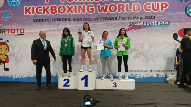17 Yaşındaki Selvinaz, Kick Boksta Dünya Şampiyonu Oldu