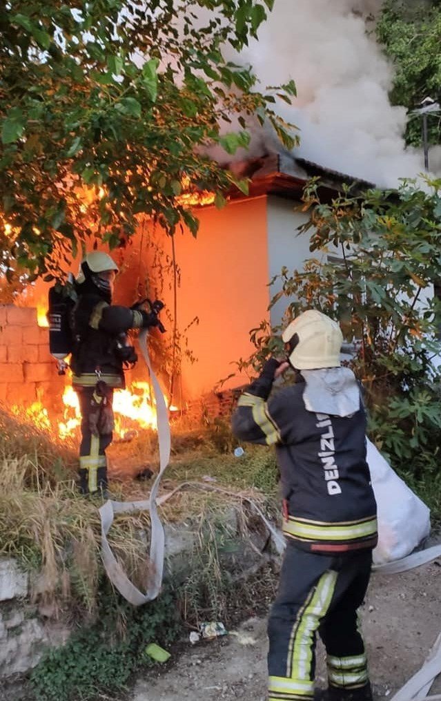 Denizli’de Tek Katlı Ev Alevlere Teslim Oldu