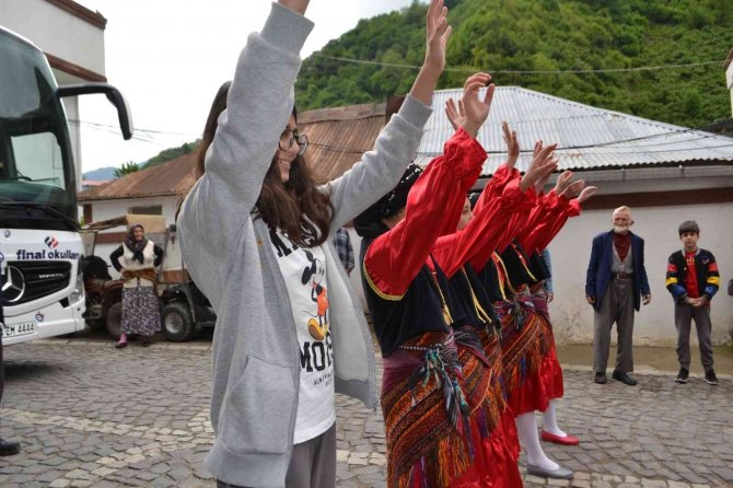 Diyarbakırlı Öğrenciler, Kuş Dili İle Tanınan Kuşköy Köyünü Gezdi