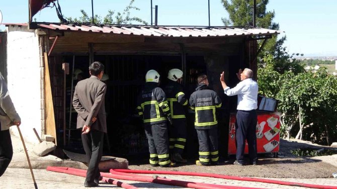 Bakkalda Elektrik Kontağından Yangın Çıktı, Tüpler Patlamadan Söndürüldü