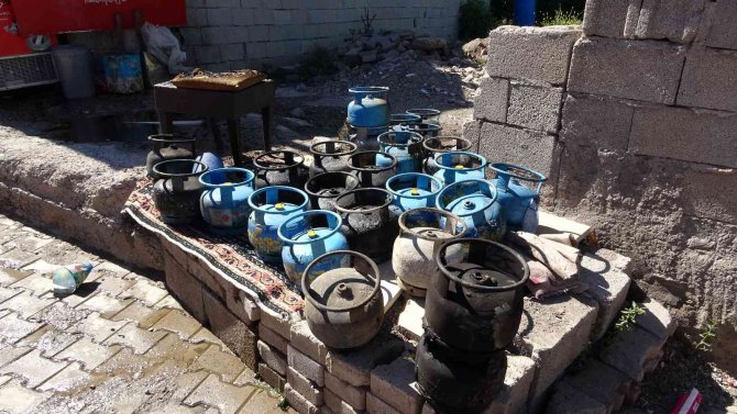 Bakkalda Elektrik Kontağından Yangın Çıktı, Tüpler Patlamadan Söndürüldü