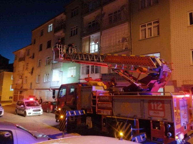 Polis Kapıdan, İtfaiye Ekipleri Pencereden Girerek Kurtardı