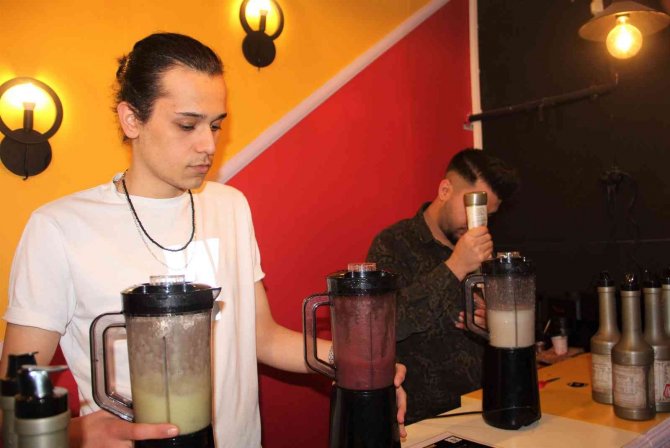 Elazığ’da İki Kafadar Kafe Açıp Enflasyona İnat Fiyatları Yarı Yarıya İndirdi