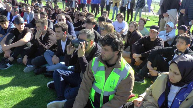 Bakan Kasapoğlu: "Gençlerimizle Yarınların Daha Güçlü Ve Daha Aydınlık Türkiye’sine Omuz Omuza Yürümeye Devam Edeceğiz”