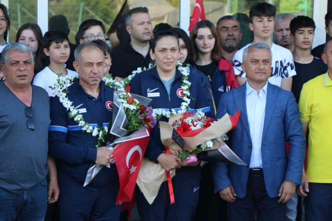 Dünya Üçüncüsü Olan Milli Boksör Güneri’ye Coşkulu Karşılama