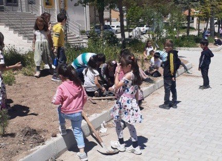 Hisarcık Atatürk İ̇lkokulu’nda Fidan Dikim Etkinliği