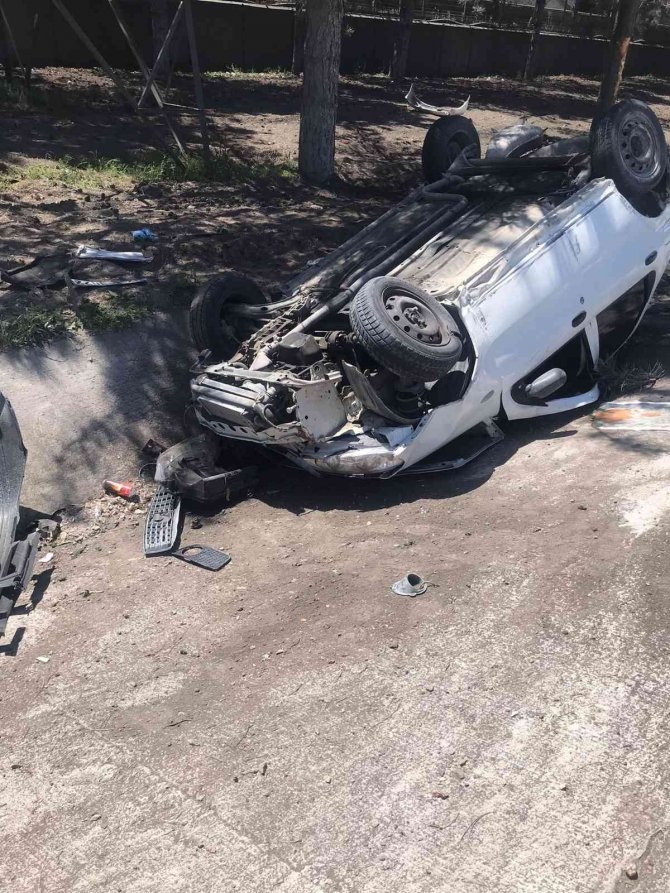 Hurdaya Dönen Otomobilde 2 Kişi Yaralandı