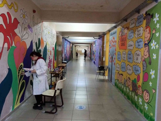 İ̇lkokulun Koridoru Sanat Sokağı Oldu
