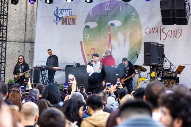İ̇ş Sanat’ın “Cuma İ̇ş Çıkışı” Konserinde Ceza Sahne Aldı