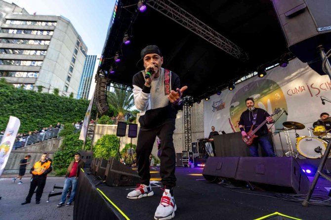 İ̇ş Sanat’ın “Cuma İ̇ş Çıkışı” Konserinde Ceza Sahne Aldı