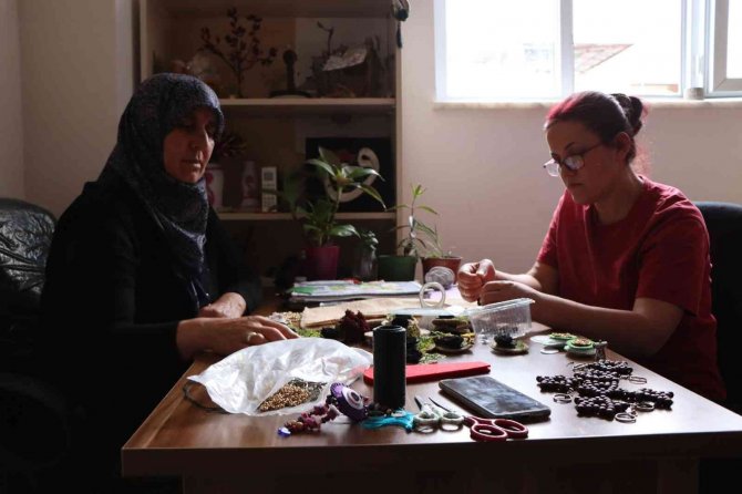 Kadınların Elinde Şekillenen Taşlar Değer Kazanıyor