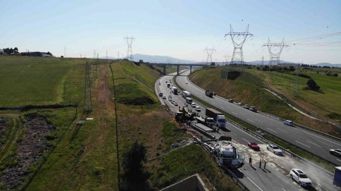 Tuzla’da Tır Dijital Trafik Levhasına Çarptı, Ortalık Savaş Alanına Döndü: 2 Yaralı