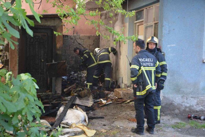 Hurdalık Olarak Kullanılan Kulübe Küle Döndü