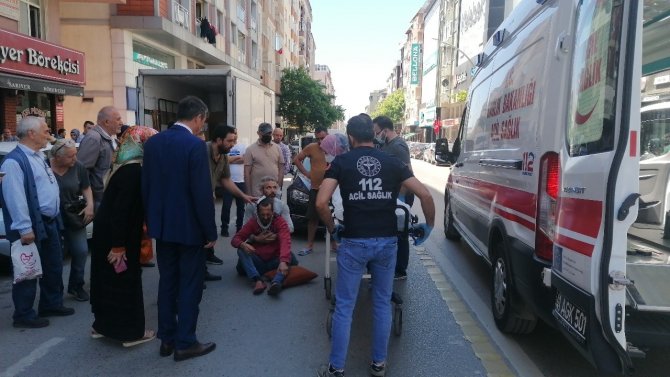 Ters Yönde Giden Otomobilin Çarptığı Yaya Yaralandı