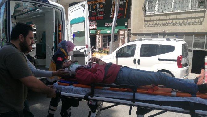Ters Yönde Giden Otomobilin Çarptığı Yaya Yaralandı