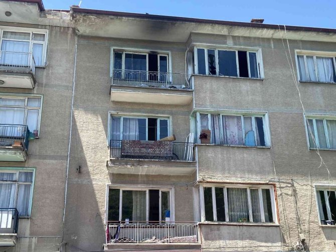 Yangında Pencereden Atlayan Kadın Hayatını Kaybetti