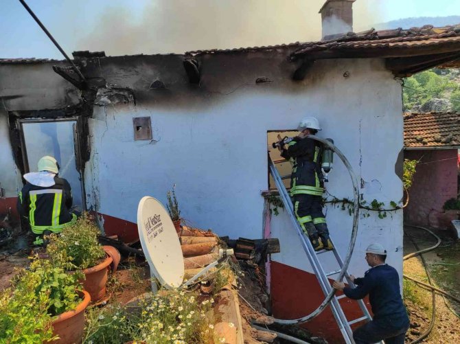 Elektrik Kontağından Çıkan Yangın, 2 Katlı Evi Küle Döndürdü