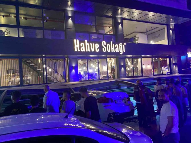 Geri Vites Yerine Gaza Bastı, Otomobil Kafeye Daldı