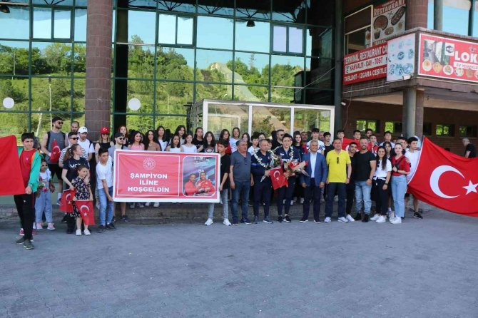 Dünya Üçüncüsü Olan Milli Boksör Güneri’ye Coşkulu Karşılama
