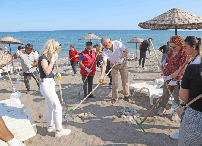 Mezitli Belediyesi Çalışanları Gönüllü Olarak Sahili Temizledi
