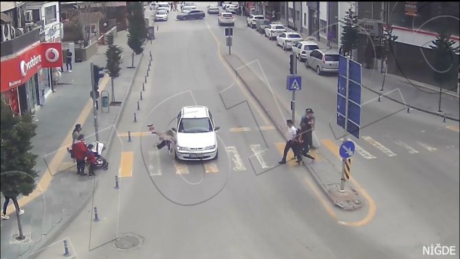 Motosiklet Sürücüsü Otomobile Böyle Çarptı