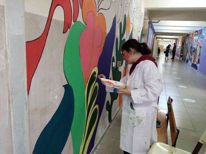İ̇lkokulun Koridoru Sanat Sokağı Oldu