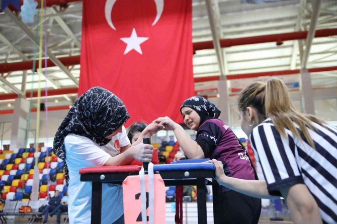 Adıyaman’da Bilek Güreşi Türkiye Şampiyonası Yapılıyor