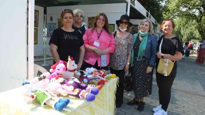 Burhaniye’de Örme Bebekler Ekmek Kapısı Oldu