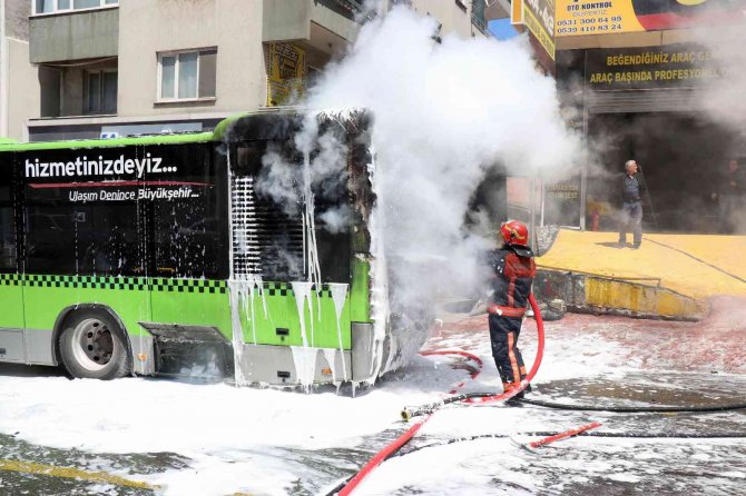 Yolcusunu Alarak Harekete Geçen Otobüs İşte Böyle Alev Almış