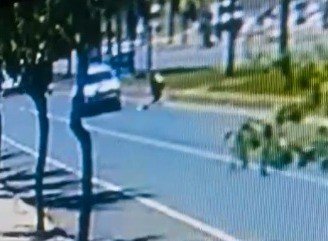 Şanlıurfa’da Otomobilin Kadına Çarpma Anı Kamerada